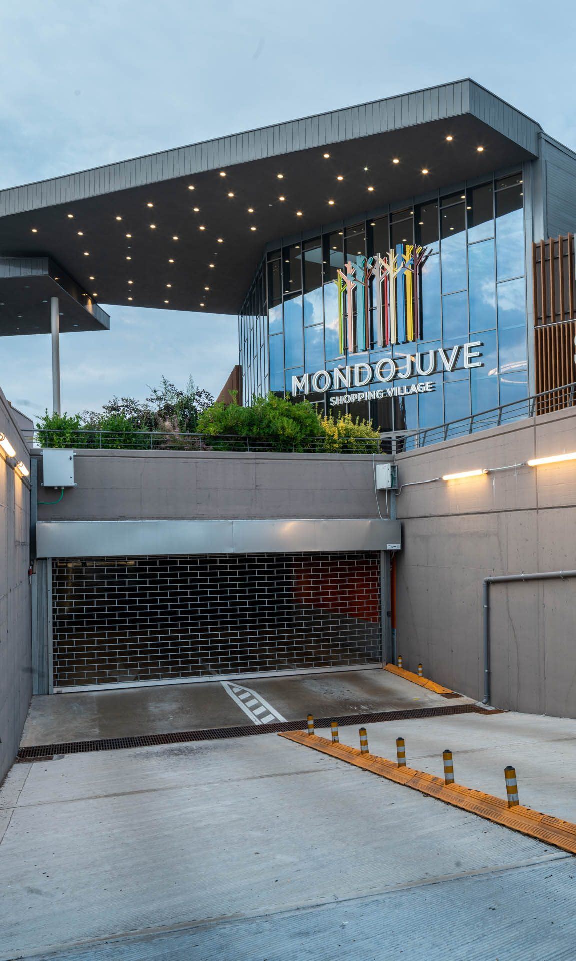 Mondojuve Shopping Village: il centro commerciale più innovativo d’Europa ha installato le Serrande IRIDIUM DOORS